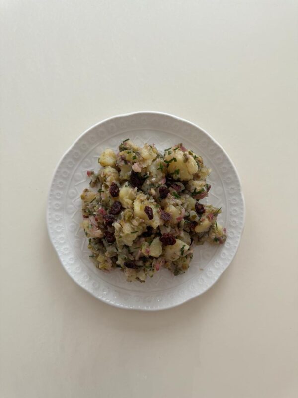 Salade de pomme de terre, câpres, cranberries & olives vertes