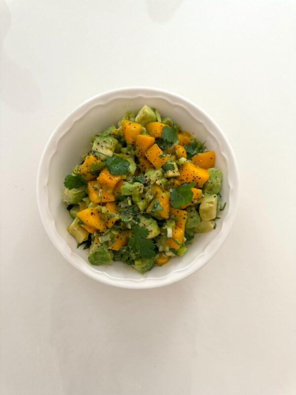 Salade d’ avocat, mangue, coriandre, oignons & citron vert